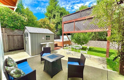 Windsor House | SUNNY SPACIOUS RETREAT NEAR GOLF COURSE W/HOT TUB - WINE COUNTRY GETAWAY