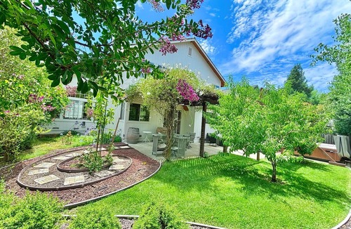 Windsor House | SUNNY SPACIOUS RETREAT NEAR GOLF COURSE W/HOT TUB - WINE COUNTRY GETAWAY