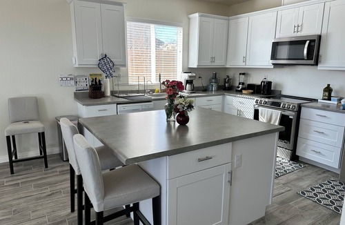 Victorville House | Sunny & Sweet Getaway