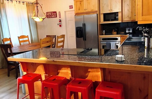 Tahoe Island House | Tahoe Delight: 5BR, Hot Tub, Sauna, Pool Table & Big Yard ! Close to beach