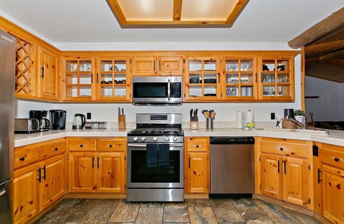 Fox Farm Cabin | The Crazy Bear: Fox Farm! Fenced Backyard! Pet Friendly! Hot Tub! Propane BBQ! Internet! Mountain Decor!