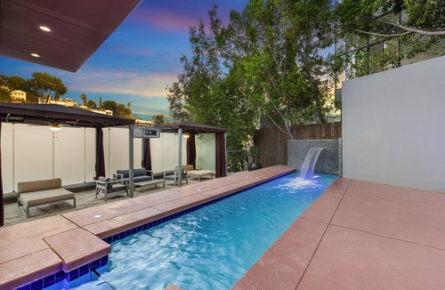 Hollywood Dell Villa | The Gallery by AvantStay | Luxe Hollywood Artist’s Home + Pool, Private Elevator