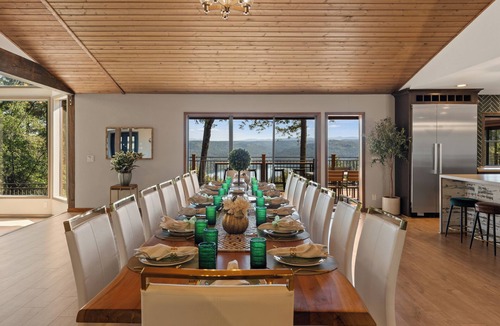 Nevada City House | The Gathering Place! Sleeps 24, Lakeview, Pickleball, Hot tub, Game room