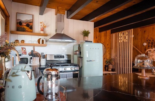 Running Springs Cabin | The Lightfoot Cabin · Mid-Century Perfect Romantic Getaway Hot Tub|Sauna
