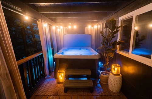 Running Springs Cabin | The Lightfoot Cabin · Mid-Century Perfect Romantic Getaway Hot Tub|Sauna