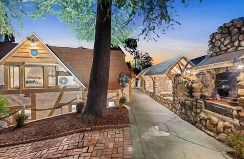 Newhall Villa | The Magic Castle - Six Flags, Gorgeous Getaway