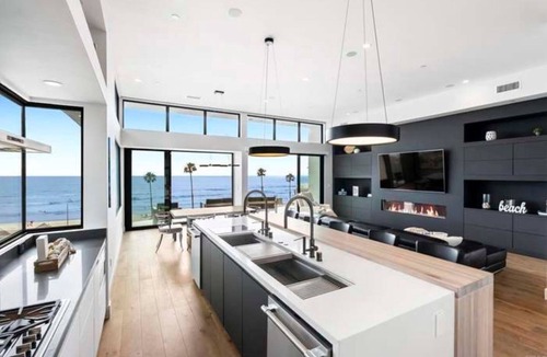Townsite House | The premier Spacious 5-bedroom beach house in Oceanside over looking the beach.