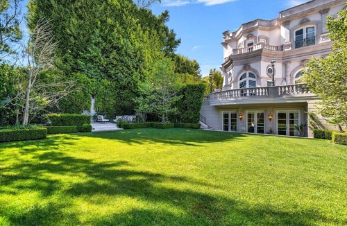 The Flats House | This house is a 8 bedroom(s), 9 bathrooms, located in Beverly Hills, CA.