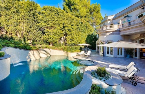 The Flats House | This house is a 8 bedroom(s), 9 bathrooms, located in Beverly Hills, CA.