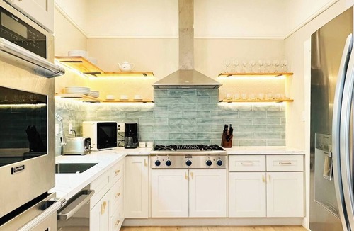 Duboce Triangle Apartment | This other is a 5 bedroom(s), 2 bathrooms, located in San Francisco, CA.