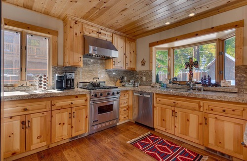 Tahoma House | Tippy Canoe By Tahoe Getaways - Hot Tub & Sauna + EV Charger