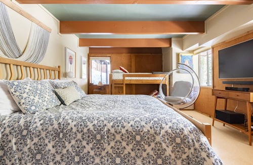 Alpine Meadows Cabin | Tranquil 60s cabin, 4min to skiing, free shuttle