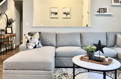 East Roseville Parkway House | Tranquil Modern Vacation Home - Scenic Valley View