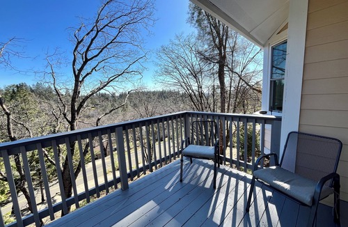 Alta Sierra House | Treehouse Retreat - Cozy Escape in Grass Valley