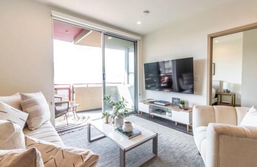 Wilshire Montana Apartment | Trendy 2BD 2BTH Apt steps from Downtown Santa Monica!
