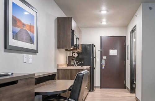 Redding Hotel | Ultimate 2-Room Retreat w/Kitchenette & Blackout Curtains for Your Comfort
