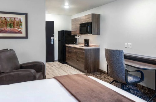 Redding Hotel | Ultimate 2-Room Retreat w/Kitchenette & Blackout Curtains for Your Comfort