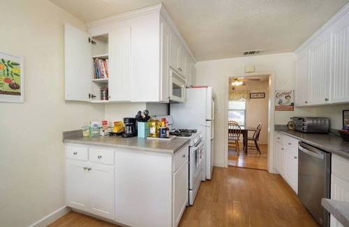 Southeastern Sacramento House | Ultimate East Sacramento Haven-Ideal Location