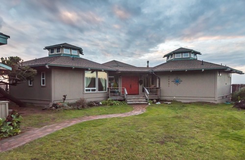 Caspar House | Unique Coastal 3-Hexagon home right on the Pacific Ocean with Wi-Fi!