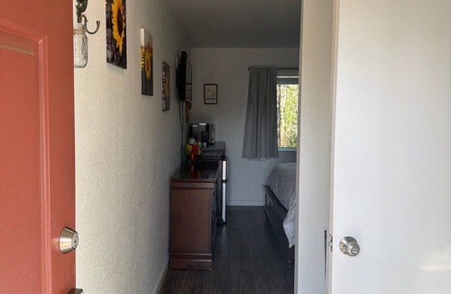 Brownsville Hotel | Unit 14 - Tranquil 1-bedroom hotel with AC in charming Challenge-Brownsville