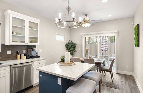 North Oak Park Bed & Breakfast | Updated 3bed 2.5bath near Downtown&UCD Med Center