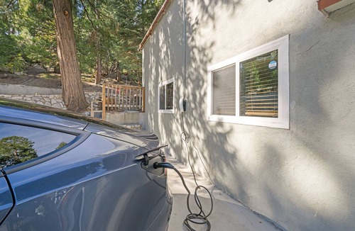 Twin Peaks Cabin | Updated Romantic Cabin close to Lake and shoppings Tesla Charger & huge parking