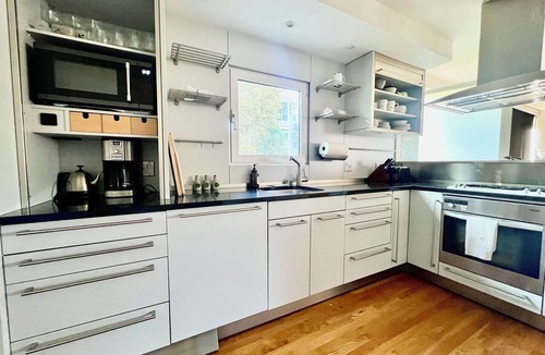 Sawtelle House | Urban Luxury Charm. 2-bedroom house in beautiful Brentwood with AC.