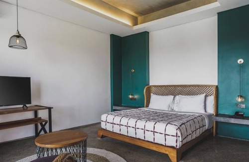 Batu Bolong Hotel | Urban Suite room 2 minutes walk to Pererenan beach