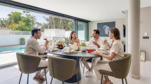 Carib Playa Villa | VACATION MARBELLA I Villa Marbesa White Pearl, Two Private Pools, 3min walk to the Beach, Fastest WiFi, Built in 2024