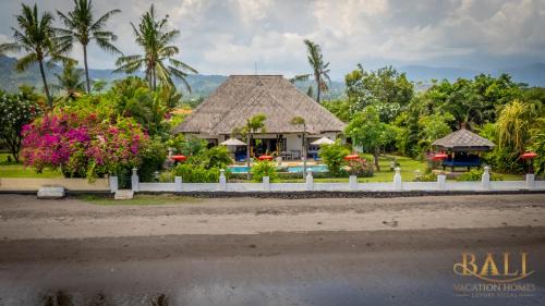 Dencarik Villa | Villa Agus Mas - Serene & calm beachfront villa!