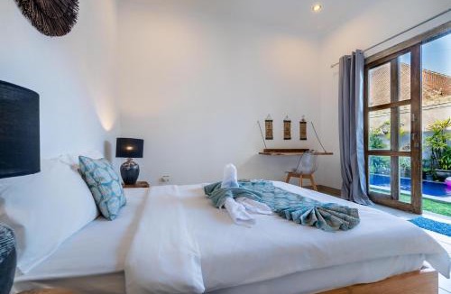 Batu Bolong House | Villa Azure 1 - Private suite in shared Balinese pool villa near Echo Beach!