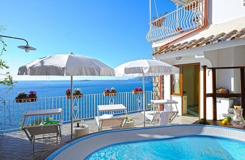Arienzo House | Villa Carilla B: An elegant apartment which faces the sun and the sea, with Free WI-FI.