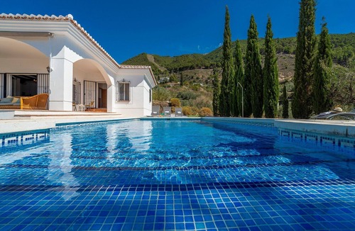 Alcaucin Villa | Villa 'Casa Hyam' with Lake View, Private Pool and Air Conditioning