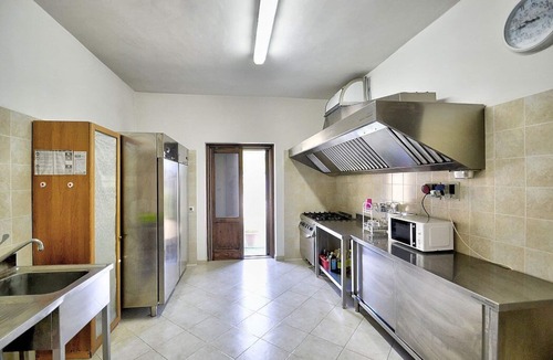 Castellabate Villa | Villa Celidonia: A characteristic and welcoming three-story villa surrounded by the greenery, with Free WI-FI.