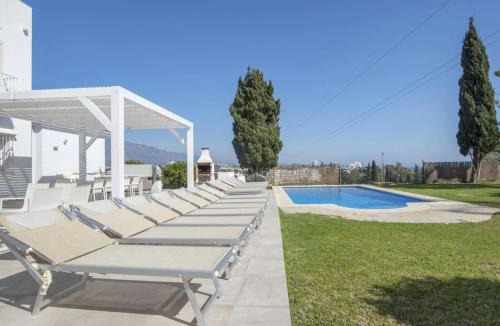 Puerto Banus Villa | Villa de Lujo Elegante en Marbella con Jardín Exuberante - ES-175-42