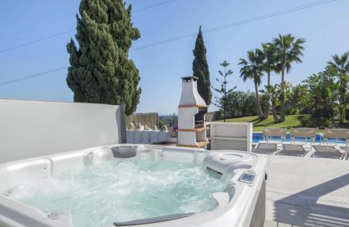 Puerto Banus Villa | Villa de Lujo Elegante en Marbella con Jardín Exuberante - ES-175-42
