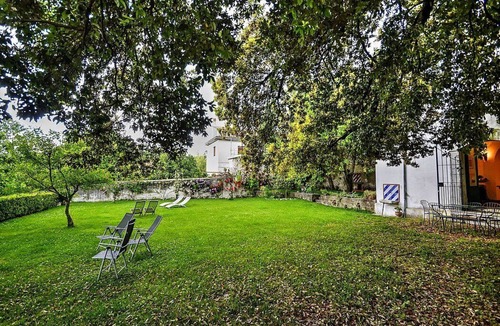 Calvanico Villa | Villa delle Signorine: An elegant and welcoming three-story villa situated in a quiet location, surrounded by a wonderful garden, with Free WI-FI.