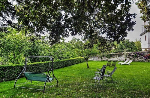 Calvanico Villa | Villa delle Signorine: An elegant and welcoming three-story villa situated in a quiet location, surrounded by a wonderful garden, with Free WI-FI.