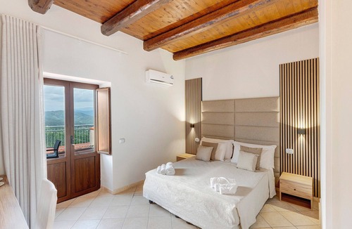 Stella Cilento Villa | Villa 'Don Elio Con Spa Privata' with Mountain View, Wi-Fi and Air Conditioning