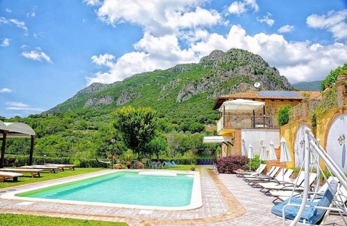 Giungano House | Villa Giuncalia B: A welcoming apartment surrounded by the greenery, with Free WI-FI.