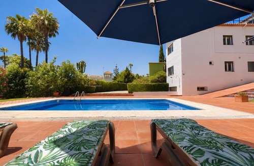 Marbella Villa | Villa 'Gran Cerca De Puerto Banús' with Mountain Views, Wi-Fi, and Air Conditioning