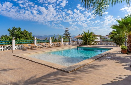 Alhaurin de la Torre Villa | 'Villa Isabella' with Mountain Views, Wi-Fi and Air Conditioning