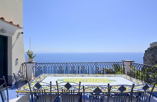 Pogerola Villa | Villa Melos Grande: A bright and sunny three-story villa which faces the sun and the sea, with Free WI-FI.