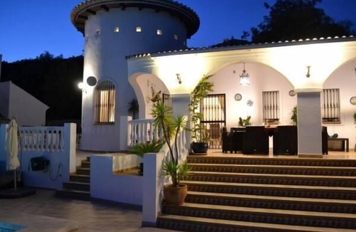 Periana House | Villa overlooking the water