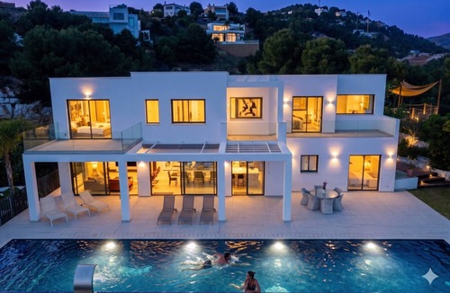 Pinares de San Anton Villa | Villa 'Palacio Nazari' with Private Pool, Wi-Fi and Air Conditioning