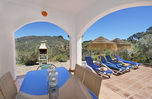 Comares Villa | Villa Roble – Magnificent Villa for 8 People, HEATED POOL & Pet Friendly
