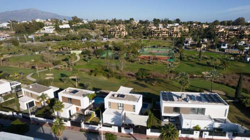 El Paraiso Villa | Villa Sandie Front Golf Cinema Room Sauna Jacuzzi Kids Playground