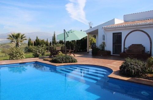 Cutar Villa | Villa 'Serenidad' with Mountain View, Pool, Wi-Fi and Air Conditioning