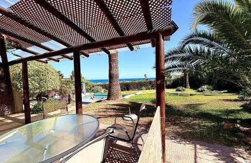 La Gaspara House | Villa Tranquilla - Sea View Apartments with Pool - Walk to Beach - Family and pet Friendly