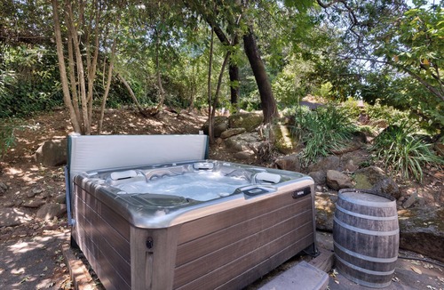Santa Rosa House | Villa Vino! Spacious 6bd + hot tub in wine country